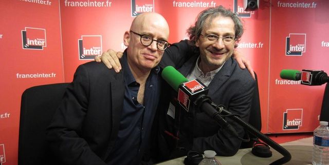 Le sociologue Serge Guérin et le philosophe Pierre-Henri Tavoillot sur le plateau de "Grand bien vous fasse" le 2 mars 2017