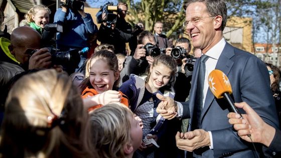 Le premier ministre néerlandais Mark Rutte devant son bureau de vote à La Haye ©AFP - JERRY LAMPEN / ANP MAG / ANP