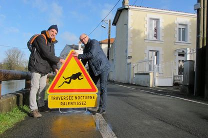 Des panneaux de signalisation sont posés pour sensibiliser les automobilistes à la traversée des crapauds en période de reproduction. Des panneaux de signalisation sont posés pour sensibiliser les automobilistes à la traversée des crapauds en période de reproduction.