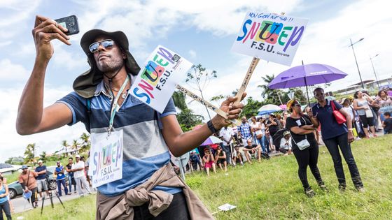 Manifestation à l'appel des syndicats de l'éducation nationale du 27 mars devant le rectorat à Cayenne. ©AFP - jody amiet / AFP