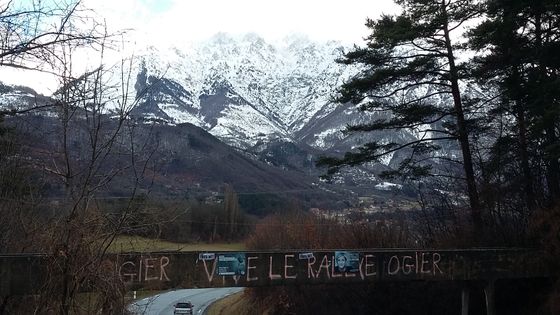 Dans les villages le long de la nationale 85, le FN a réalisé de très bons scores aux dernières élections ©Radio France - Géraldine Hallot
