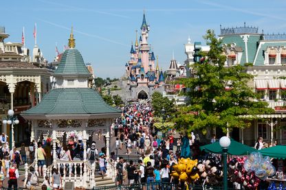 Visiteurs dans la rue principale de Disneyland Paris, le 6 août 2015, à Marne-la-Vallée. Visiteurs dans la rue principale de Disneyland Paris, le 6 août 2015, à Marne-la-Vallée.