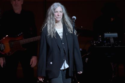 Patti Smith pendant pendant le concert et gala de bienfaisance du 30ème anniversaire du Tibet House à l'occasion du 80ème anniversaire de Philip Glass le 16 mars 2017 à New York. Patti Smith pendant pendant le concert et gala de bienfaisance du 30ème anniversaire du Tibet House à l'occasion du 80ème anniversaire de Philip Glass le 16 mars 2017 à New York.