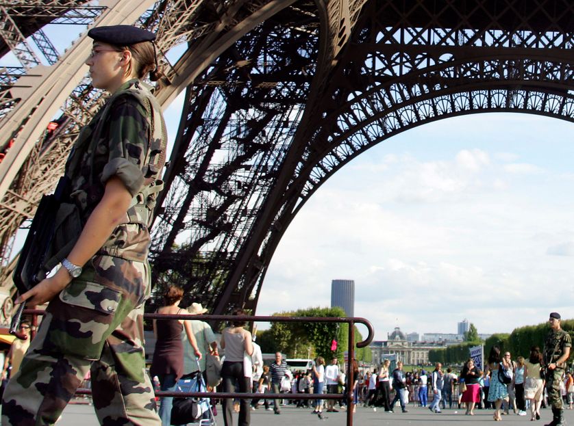 des militaires patrouillent au pied de la tour Eiffel