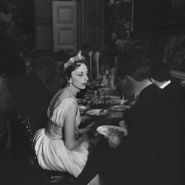 La comtesse de Bourbon Busset (robe de Lanvin Castillo) au Chateau de Groussay, chez Monsieur de Besteigui