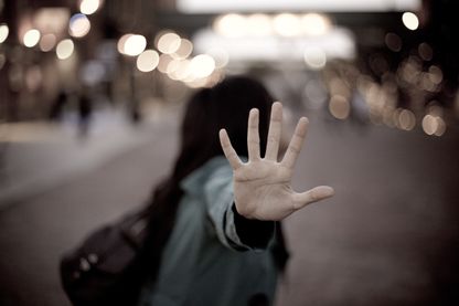 Femme faisant stop ! Femme faisant stop !