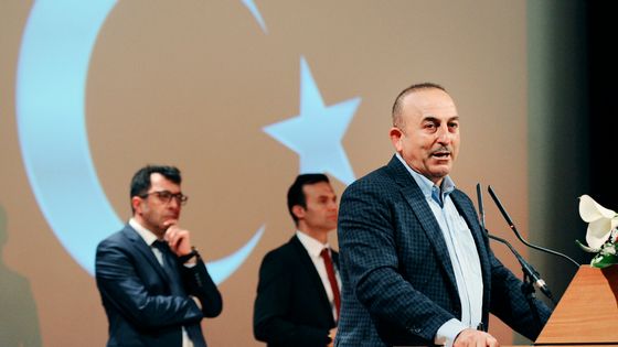 Le ministre des affaires étrangères turc Mevlut Cavusoglu en meeting à Metz ©AFP - JEAN-CHRISTOPHE VERHAEGEN