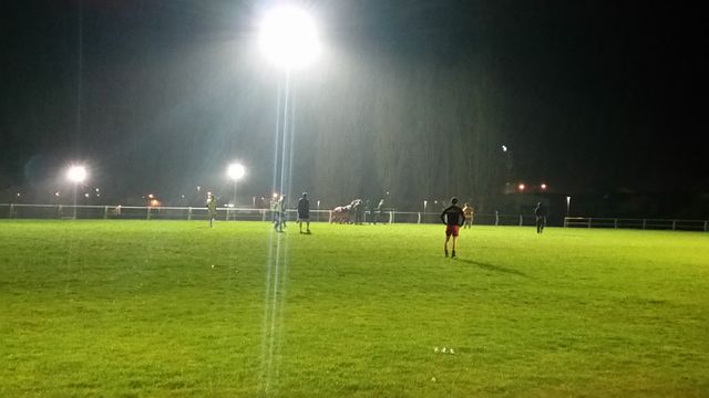 Sur le stade, à Eauze, l'entrainement du vendredi soir a lieu, même sous la pluie