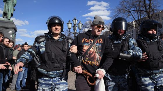 Interpellations lors de la manifestation anti-corruption à Moscou du 26/03/2107 ©AFP - Ramil Sitdikov