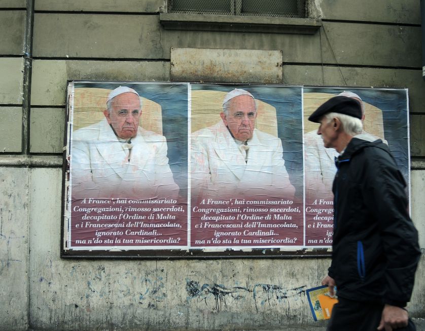 Rome, affichages hostiles au pape François l’accusant d’avoir : « renvoyé des prêtres, décapité l’Ordre de Malte et les Franciscains de l’Immaculée et ignoré les cardinaux ».