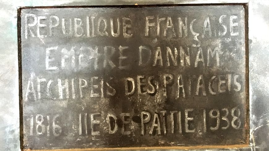 Exposée au musée de Ly Son, une stèle rappelle que les Paracels ont été sous le contrôle des Français jusqu'à la décolonisation par la France en 1954.