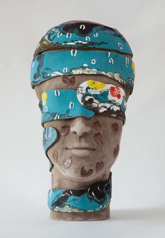 « Le gardien du vergier » 2014. Terre cuite émaillée peinte (60 X 42 cm). Appartient à l'artiste