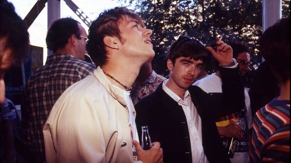 Noel Gallagher et Damon Albarn à une fête en 1994 | Goodacre/Getty