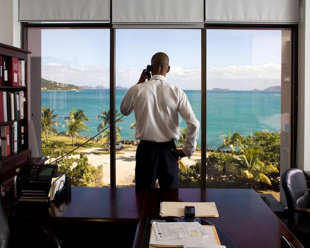 Neil M. Smith, secrétaire des finances des îles Vierges britanniques, ici photographié dans son bureau de Road Town sur l’île de Tortola. Avec l’aimable autorisation des artistes