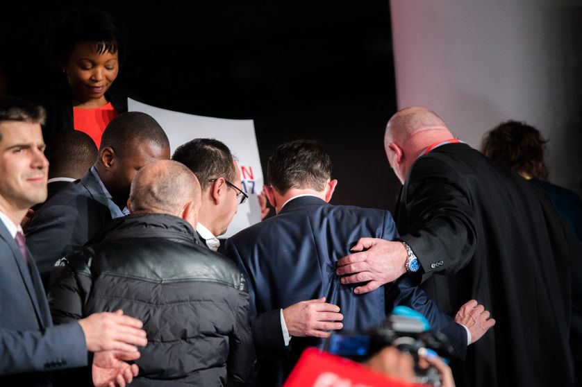 Benoît Hamon, de dos, entouré de son service de sécurité, le 26 janvier 2017. Les candidats sont par ailleurs protégés par des policiers mis à disposition par le ministère de l'Intérieur.