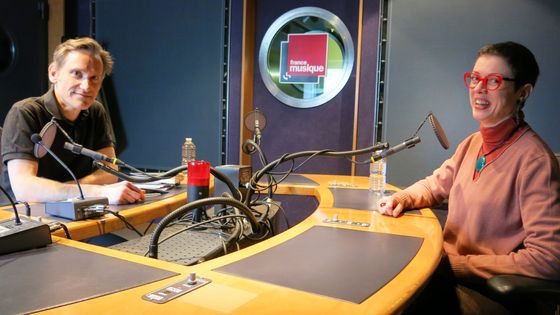 France Musique, studio 142... Philippe Venturini, producteur & Chantal Cazaux, musicologue et rédactrice en chef de L'Avant-Scène-Opéra (de g. à d.) ©Radio France - Annick Haumier-France Musique