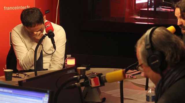 Benoit Hamon contient un fou rire lorsque Frédéric Beigbeder évoque sa coupe de cheveux...