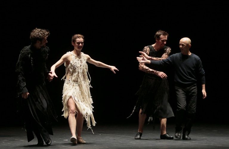Jérémie Bélingard, Aurélie Dupont, Nicolas le Riche et Saburo Teshigawara lors d''une représentation de "Darkness is riding black horses", 29 oct. 2013