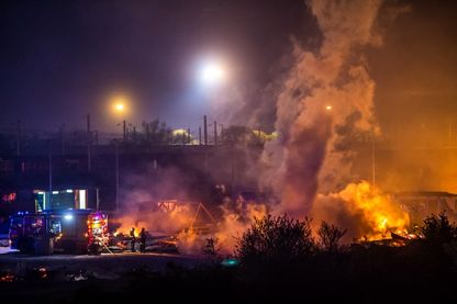 Pompiers essayant de stopper le feu dans le camp de Grande-Synthe, Dunkerque, le 10 avril 2017. Pompiers essayant de stopper le feu dans le camp de Grande-Synthe, Dunkerque, le 10 avril 2017.