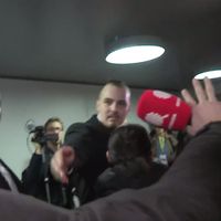 Trois journalistes de «Quotidien» évacués par deux vigiles travaillant pour le Salon des Entrepreneurs. Capture d'écran «Quotidien». TMC