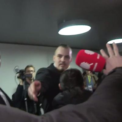 Trois journalistes de «Quotidien» évacués par deux vigiles travaillant pour le Salon des Entrepreneurs. Capture d'écran «Quotidien». TMC