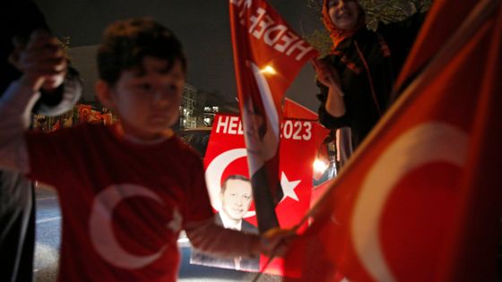 Partisans du président Erdogan ce dimanche soir dans les rues d'Istanbul ©Maxppp - EPA / Deniz Toprak