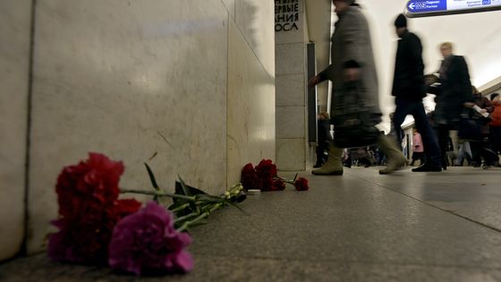 Fleurs en hommage aux victimes de l'attentat du métro de St-Pétersbourg. Technological Institute station, le 4 avril 2017. ©AFP - OLGA MALTSEVA