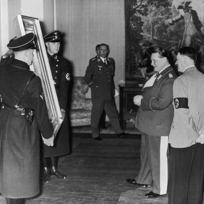 13 janvier 1938 : Hermann Goering admire un tableau offert par Hitler pour son 45e anniversaire