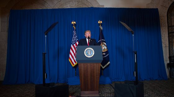 Le 6 avril 2017 depuis sa résidence de Mar a Lago, Donald Trump annonce qu'il a ordonné des frappes contre la base aérienne de Shayrat ©AFP - JIM WATSON