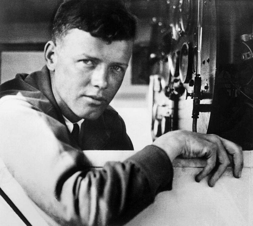 L'aviateur américain Charles Lindbergh à bord de son avion "Spirit of St-Louis" le 21 mai 1927. Il vient d'accomplir le premier vol transtlantique en reliant New York à Paris en 33 heures et trente minutes