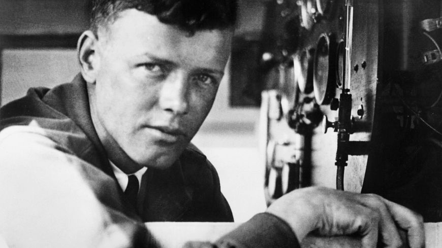 L'aviateur américain Charles Lindbergh à bord de son avion "Spirit of St-Louis" le 21 mai 1927. Il vient d'accomplir le premier vol transtlantique en reliant New York à Paris en 33 heures et trente minutes