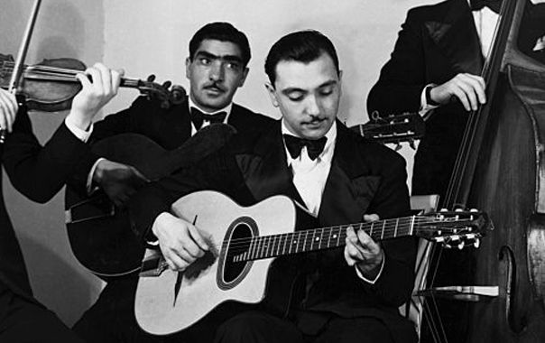 Django (en premier plan) et son frère Joseph sur scène avec le Quintette du Hot Club, en 1934.
