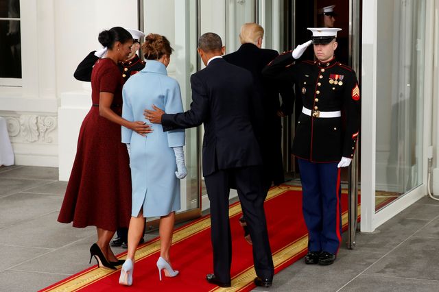 Les 100 jours de Trump : le couple Obama accompagne Melania Trump, alors que Donald Trump est parti devant