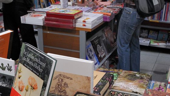 "Lu et approuvé" : les recommandations du libraire Sauramps à Montpellier en 2011 ; aujourd'hui la librairie est en redressement judiciaire : désaffection du centre-ville? ©AFP - Tripelon-Jarry