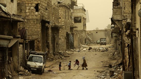 Des enfants jouent dans un quartier du nord d’Alep ©AFP - JOSEPH EID