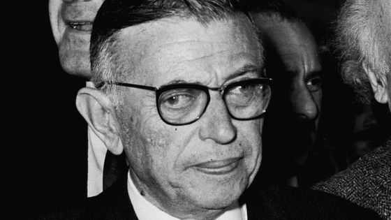 Le philosophe et écrivain français Jean-Paul Sartre et l’écrivain Simone De Beauvoir arrivant en Israël et accueillis par Avraham Shlonsky et Leah Goldberg à l’aéroport de Lod - Government Press Office (GPO) (source : Wiki)