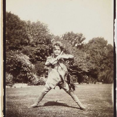 Il s'agit ici de Michael Llewelyn Davies, l'un des cinq garçons de Llewelyn Davies brothers qui inspira J.M. Barrie pour la création de Peter Pan