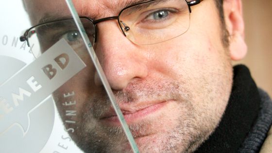 Lewis Trondheim avec son trophée "Grand prix" du festival d'Angoulême, 2006 ©AFP - ALBERTO BOCOS GIL