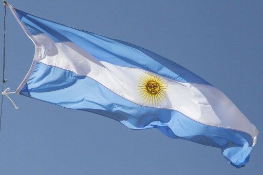 Drapeau Bleu Et Blanc Avec Un Soleil En Argentine, on s'interroge sur la couleur du drapeau national