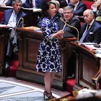 Juillet 2012, Cécile Duflot sifflée à l'Assemblée Nationale parce qu'elle porte une robe à fleurs - capture d'écran France Info TV