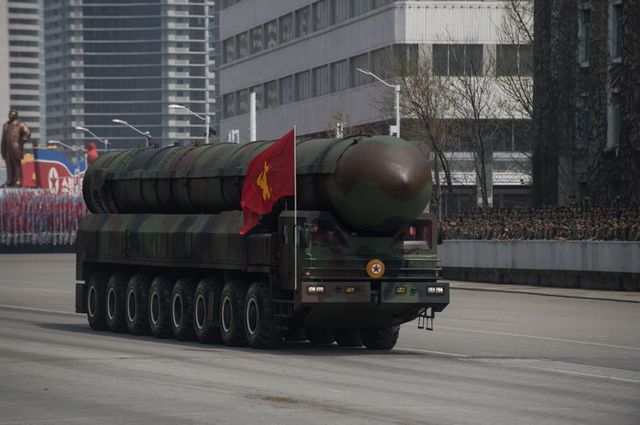 L'un des missiles non-identifiés présentés aux spectateurs samedi