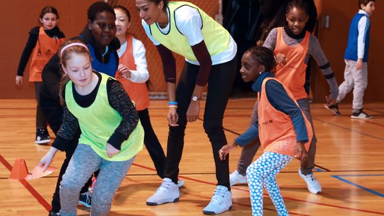 Emmeline Ndongue, ex-basketteuse internationale et ambassadrice « Education » joue avec des élèves de l’école Colette Magny à Paris, à l’occasion du lancement de la « Semaine olympique et paralympique à l'école », 19/01/2017 ©AFP - JACQUES DEMARTHON / AFP