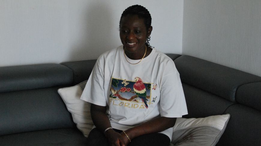 Oumou Monayajo, salariée de la grande distribution, dans son appartement à Pontoise