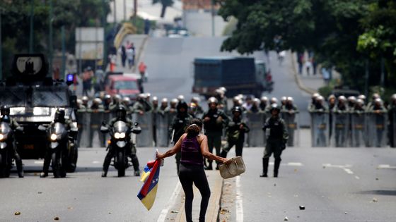 Un manifestant face à la police lors des manifestations d'opposition au pouvoir de Nicolas Maduro, Caracas, Venezuela, 20 avril 2017 ©Reuters - Carlos Garcia Rawlins