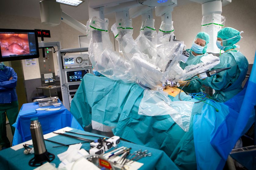 Un chirurgien dirige un robot Da Vinci pour réaliser une ablation de l'utérus (mai 2016)