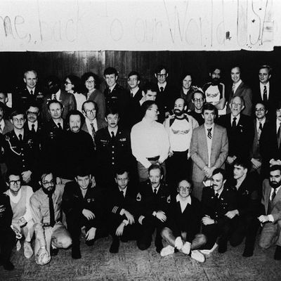 Les 52 otages américains, libérés de l'ambassade à Téhéran, posent le 25 janvier 1981 à l'hôpital militaire de Wiesbaden en Allemagne. Le 4 novembre 1979, 400 étudiants islamistes ont pris en otage une cinquantaine de diplomates américains