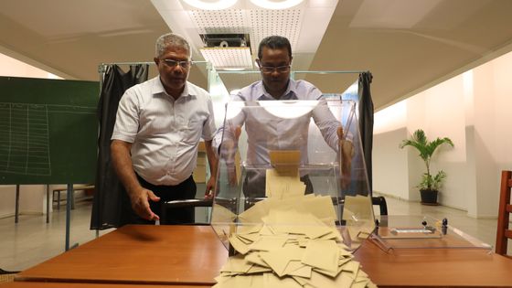 Des fonctionnaires commencent à comptabiliser les bulletins sur l'Ile de La Réunion ©AFP - Richard BOUHET