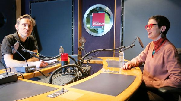 France Musique, studio 142... Philippe Venturini, producteur & Chantal Cazaux, musicologue et rédactrice en chef de L'Avant-Scène-Opéra (de g. à d.)