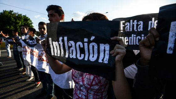 Manifestation d'étudiants contre le président Nicola Maduro, sur la principale autoroute de Caracas, Venezuela, 30/03/2017 ©AFP - JUAN BARRETO / AFP