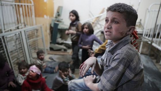 Des enfants victimes de l'attaque chimique de Khan Cheikhoun attendent d'être soignés dans un hôpital de fortune. ©AFP - ABD DOUMANY / AFP